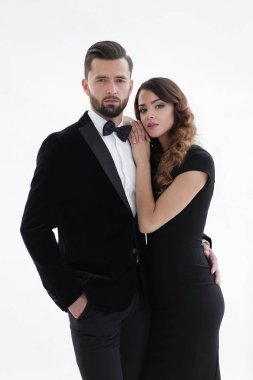 Koyu arka plan üzerinde güzel zarif Çift