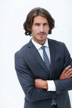 Mutlu genç adam şık bir takım elbise giymiş siyah saçlı