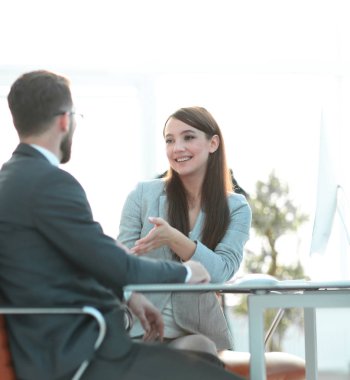 Yakın çekim. İş ortakları tartışır..