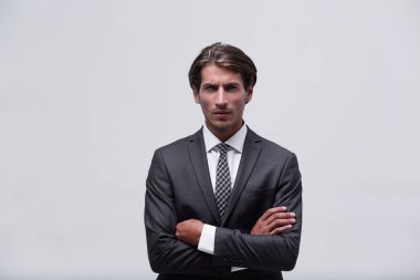 Kravatını düzelten düşünceli bir iş adamı..