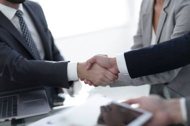 İş ortaklarının güvenilir tokalaşması