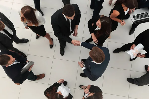 Apretón de manos entre competidores antes del inicio del negocio negot — Foto de Stock