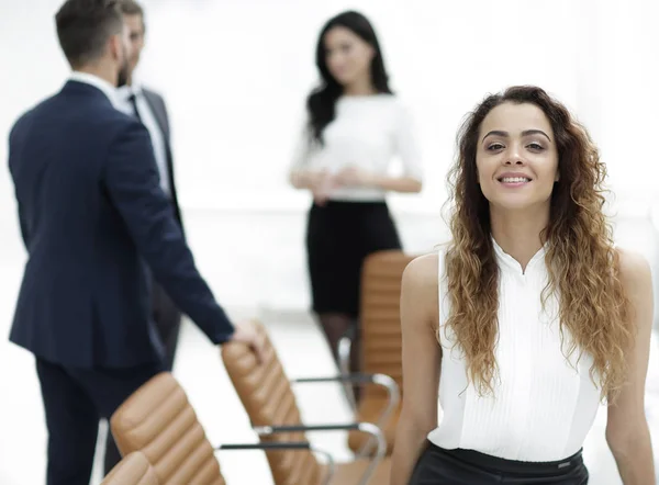 Mujer de negocios en el fondo del equipo de negocios — Foto de Stock