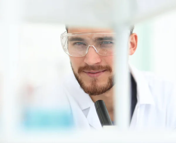 Close-up. een wetenschapper in een moderne laboratorium — Stockfoto