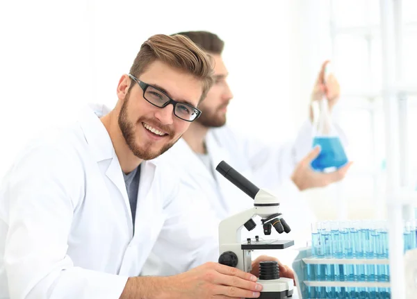 Primo piano. un biologo che lavora in laboratorio — Foto Stock