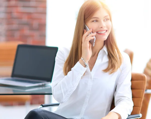 Junge Buisnes Frau telefoniert mit einem Handy. — Stockfoto