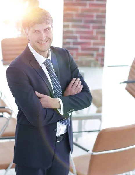 Hombre de negocios de pie en una sala de reuniones vacía — Foto de Stock