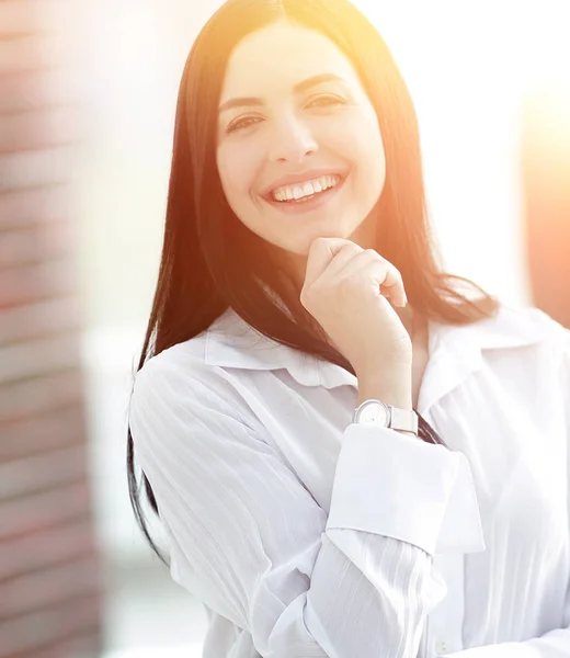 Prospettiva giovane donna di successo in ufficio — Foto Stock