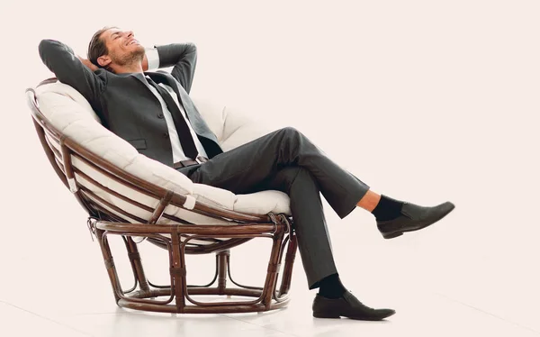 Homme d'affaires heureux relaxant dans un grand fauteuil confortable — Photo