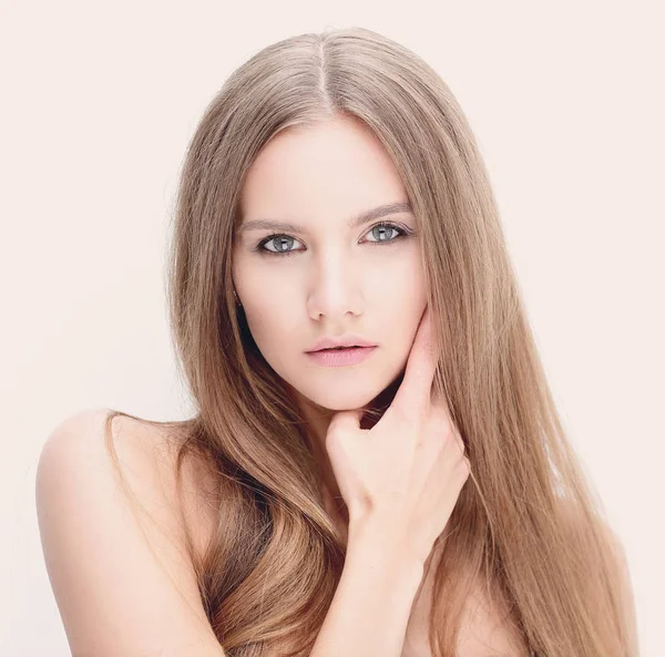 Ritratto di giovane ragazza moderna con i capelli lunghi — Foto Stock