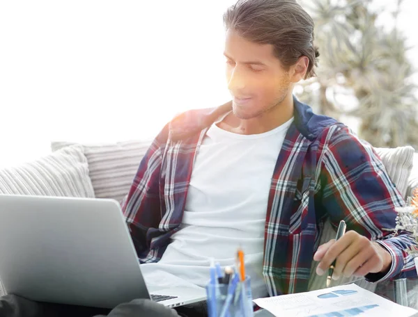 Tipo seguro de sí mismo trabajando con el ordenador portátil desde casa. concepto de freelanc —  Fotos de Stock