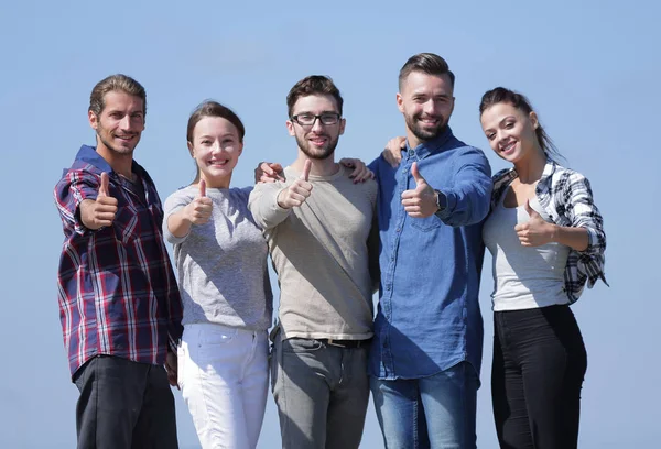 Grupp ungdomar visar tummen — Stockfoto