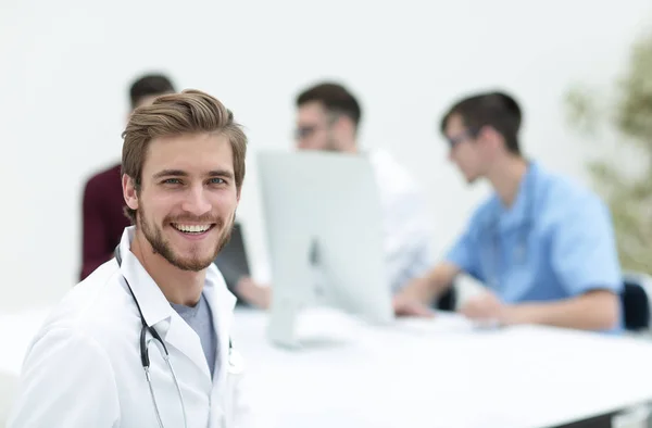 Retrato del médico sonriente —  Fotos de Stock