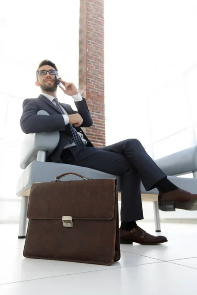 Hombre de negocios con su maletín en el cargo —  Fotos de Stock