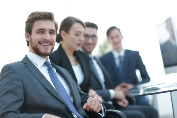 Retrato de empresário bem sucedido no escritório — Fotografia de Stock