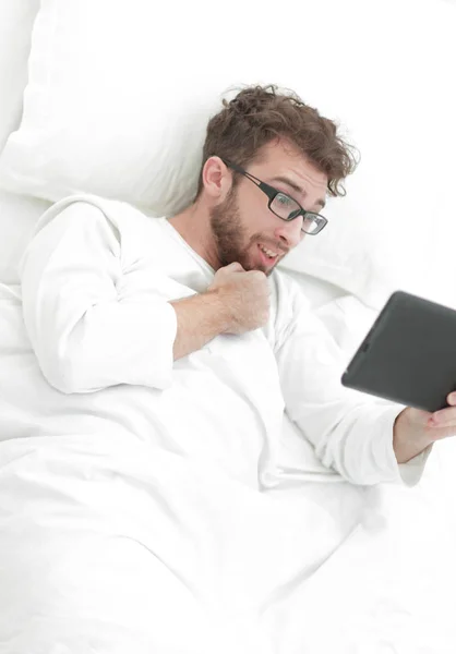 Hintergrundbild. moderner Mann mit digitalem Tablet — Stockfoto