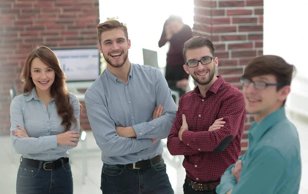 Feliz sorrindo equipe de negócios no escritório . — Fotografia de Stock