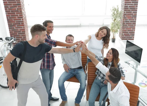 Equipo de diseño dando unos a otros un máximo de cinco — Foto de Stock