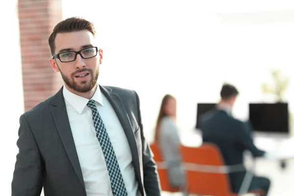 Uomo d'affari di successo su sfondo di ufficio — Foto Stock