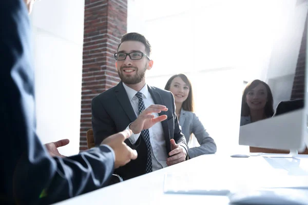 Parceiros de negócios discutir os termos do contrato — Fotografia de Stock