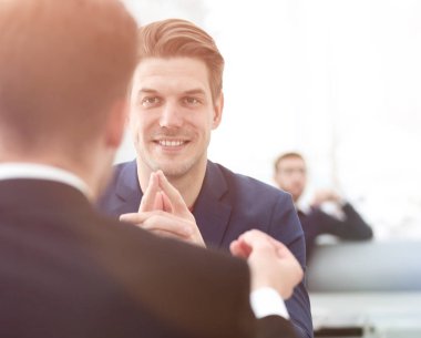 İki adam düşüyor, seyir şirketin büyüme tartışmak