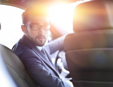 adam arabanın içinde otururken resmi kıyafeti