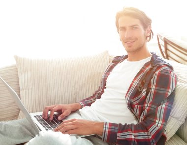 dizüstü bilgisayar ile ciddi genç adam.