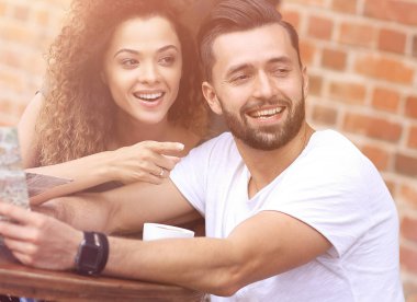 Bir resim haritası bir kafede bakarak turist