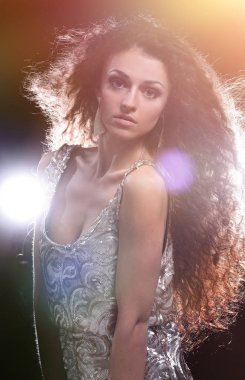 Genç dans eden kadın, arka plan üzerinde yanıp söner