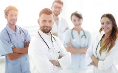 Tıp Merkezi eş önde gelen doktor.