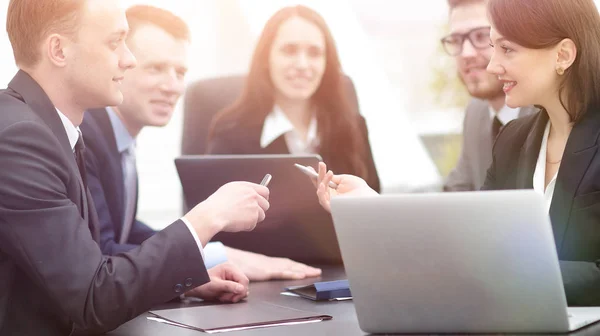 Equipo de negocios tiene una lluvia de ideas — Foto de Stock