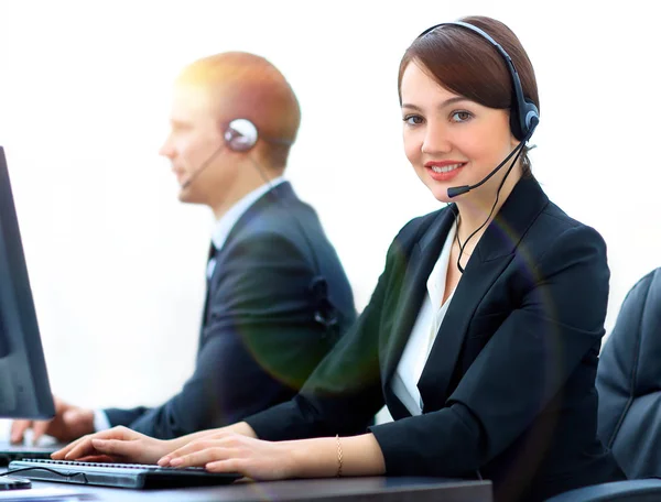 Agente de servicio al cliente femenino con auriculares trabajando en un centro de llamadas — Foto de Stock