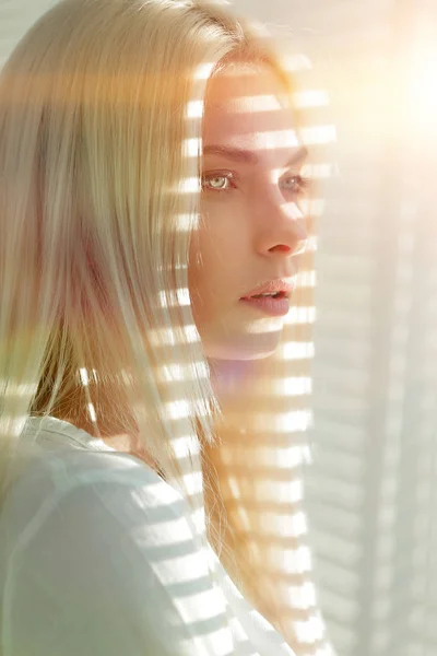 Primer plano de una joven mujer de negocios pensativa mirando por la ventana — Foto de Stock