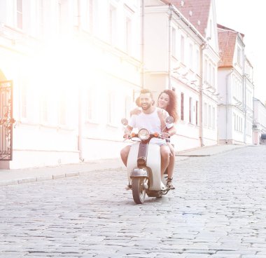 Mutlu çift retro motosiklet sürme tam uzunlukta yan görünüm