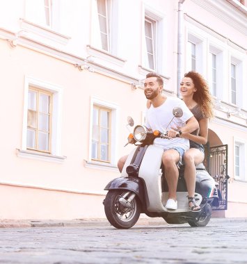 Mutlu çift retro motosiklet sürme tam uzunlukta yan görünüm