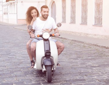 Mutlu çift retro motosiklet sürme tam uzunlukta yan görünüm