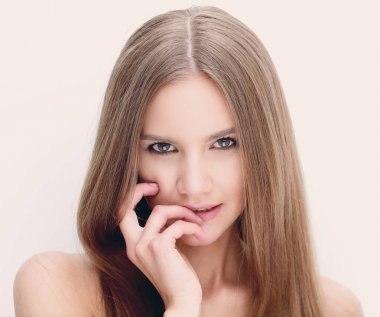 uzun saçlı genç modern kız portresi