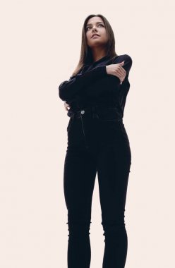 Aşağıdan duran genç iş kadını göster.