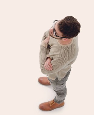 ciddi genç adam. Perspektif kavramı. Üstten Görünüm