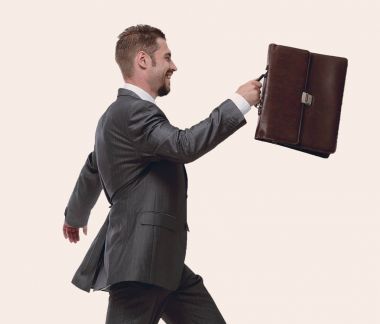 yan view.cheerful işadamı ile ileri adım evrak çantası