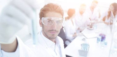 Bulanık arka plan laboratuarında reaksiyonlu tüp.