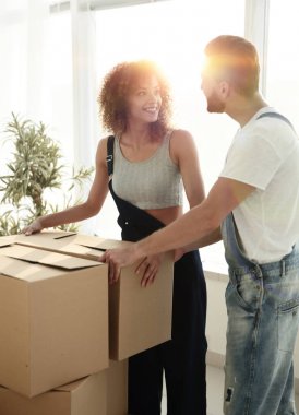 Yeni evliler yeni bir daire kutularına taşımak.