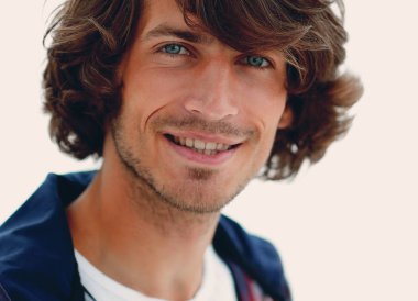 portre. şık bir ekose gömlekli adam. yakın çekim.