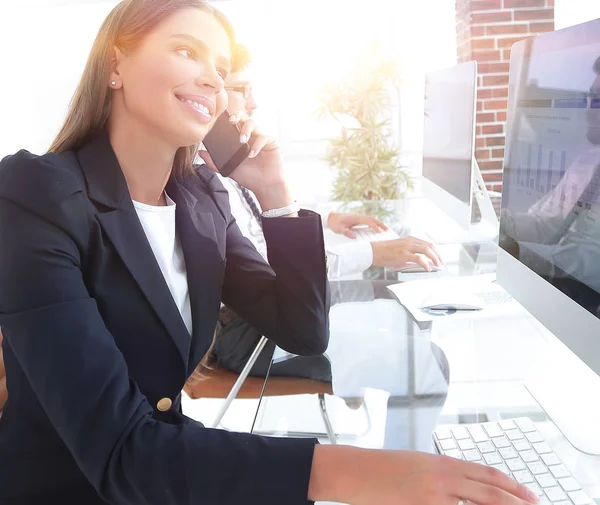 Primer plano de la mujer de negocios hablando en el teléfono inteligente , — Foto de Stock