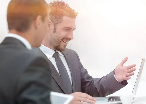 Closeup.business colegas discutindo questões de trabalho — Fotografia de Stock