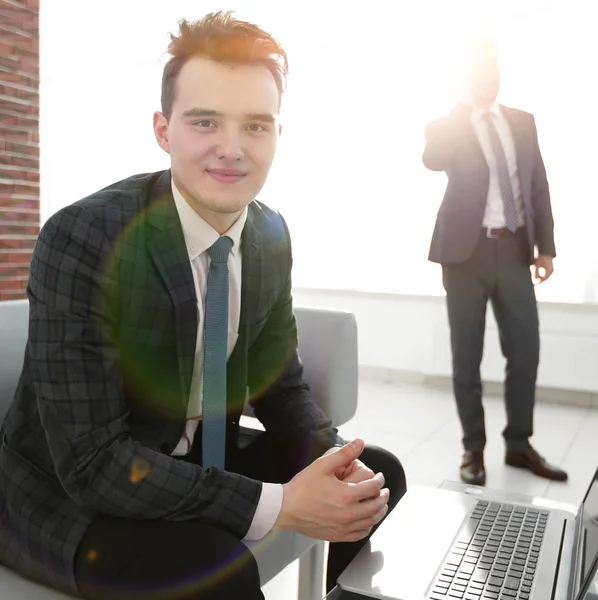 Jeune homme d'affaires travaillant avec un ordinateur portable au bureau — Photo