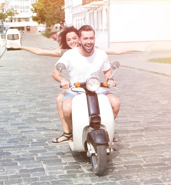 mutlu genç bir çift bir scooter üzerinde eğleniyor