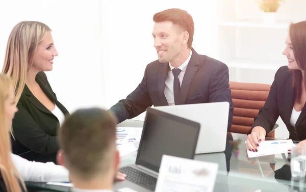 Grupo de empresarios que discuten un nuevo proyecto financiero — Foto de Stock