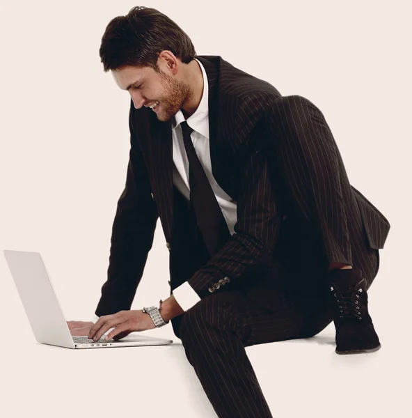 Hombre de negocios guapo con un ordenador portátil —  Fotos de Stock