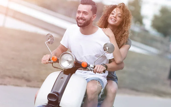 Feliz pareja alegre montando scooter vintage. Concepto de viaje . — Foto de Stock